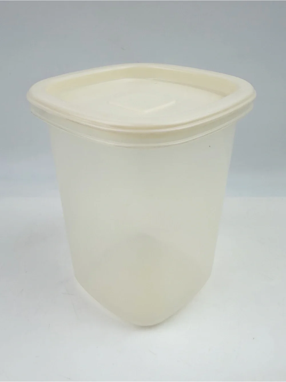 Rubbermaid #8 Servin Saver Canister Almond Lid 1.8 Pint Square Vintage VGC
